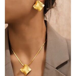 Luxury Gold Geometric Jewelry Set – Pendant Necklace with Matching Earrings